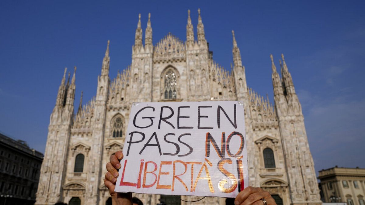 Proteste anti-Green Pass davanti al Duomo di Milano. 