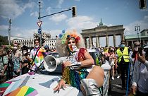 Menschen auf dem Christopher Street Day in Berlin
