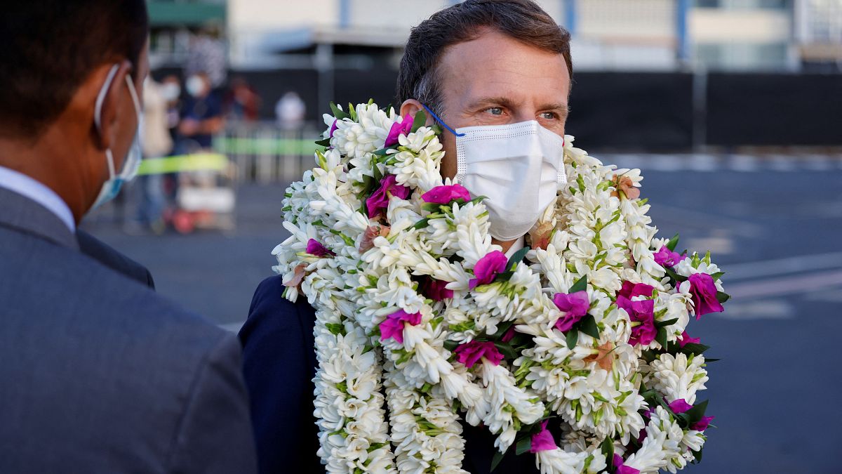 Macron llega a Tahití, acogido entre una calurosa bienvenida y protestas por los ensayos nucleares