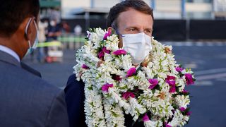 Macron llega a Tahití, acogido entre una calurosa bienvenida y protestas por los ensayos nucleares