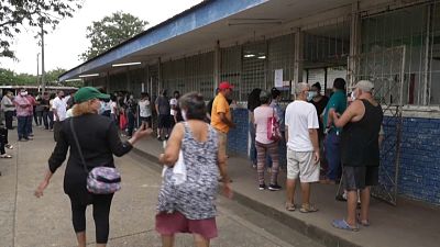 Nicaragüenses hacen cola para revisar su inscripción en el padrón electoral