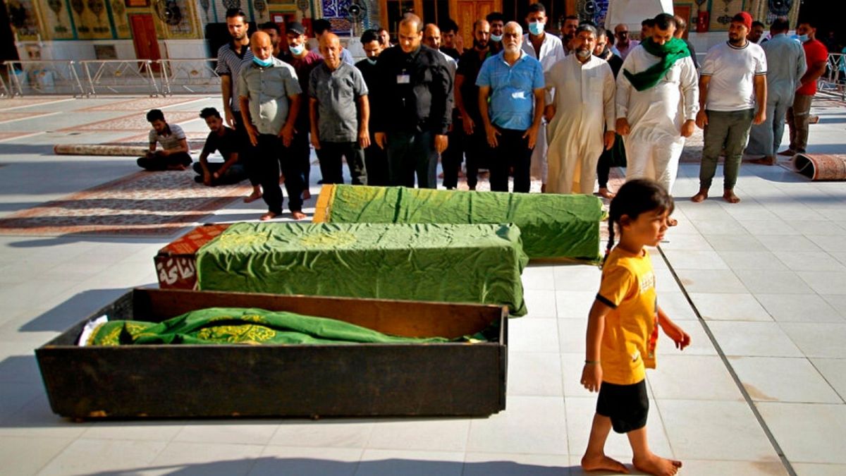 اقامه نماز مقابل سه قربانی حمله مرگبار شهرک صدر بغداد