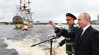 الرئيس الروسي فلاديمير بوتين ووزير الدفاع الروسي سيرجي شويغو يحضران عرض يوم البحرية في سان بطرسبرغ، روسيا، 25 يوليو 2021