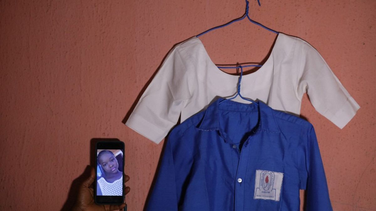 Nijerya'da kaçırılan çocuklardan birinin kıyafetleri ve fotoğrafı