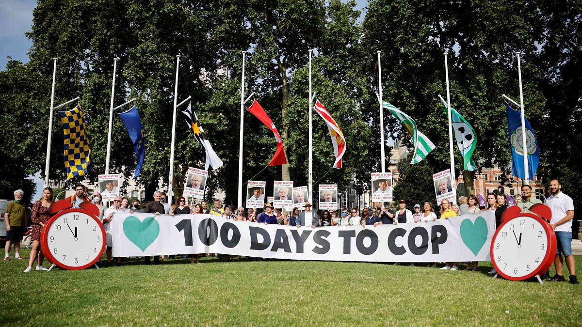 متظاهرون بشأن تغير المناخ يتظاهرون في ساحة البرلمان للاحتجاج على سياسة المناخ الحكومية بمناسبة مرور 100 يوم على قمة جلاسكو للمناخ في لندن، 23 يوليو 2021