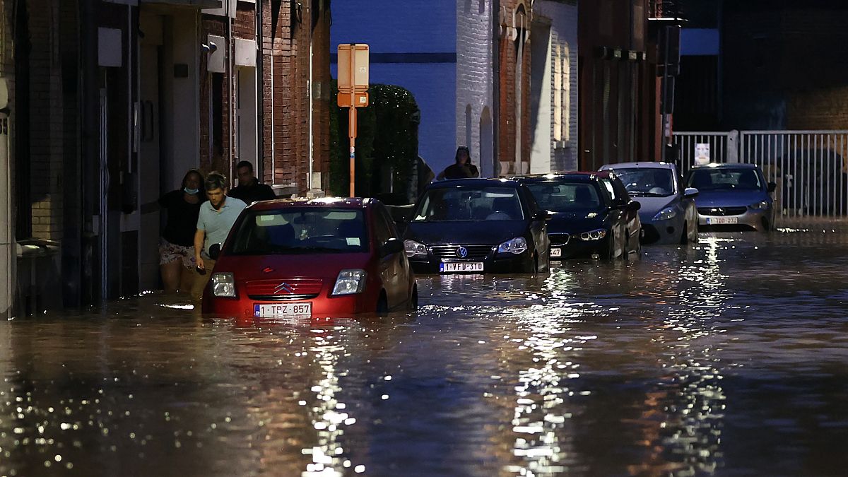 شاهد: سكان مدينة دينانت البلجيكية يُحصون الأضرار التي سببتها السيول العارمة