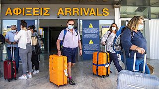turisták a heraklioni reptéren