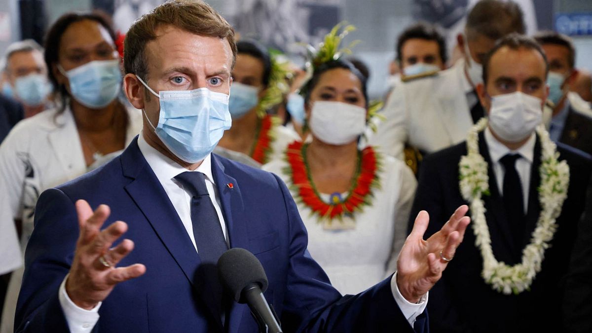 الرئيس الفرنسي إيمانويل ماكرون يتحدث إلى الأطباء والممرضات العاملين في مستشفى بولينيزيا الفرنسية، 24 يوليو 2021