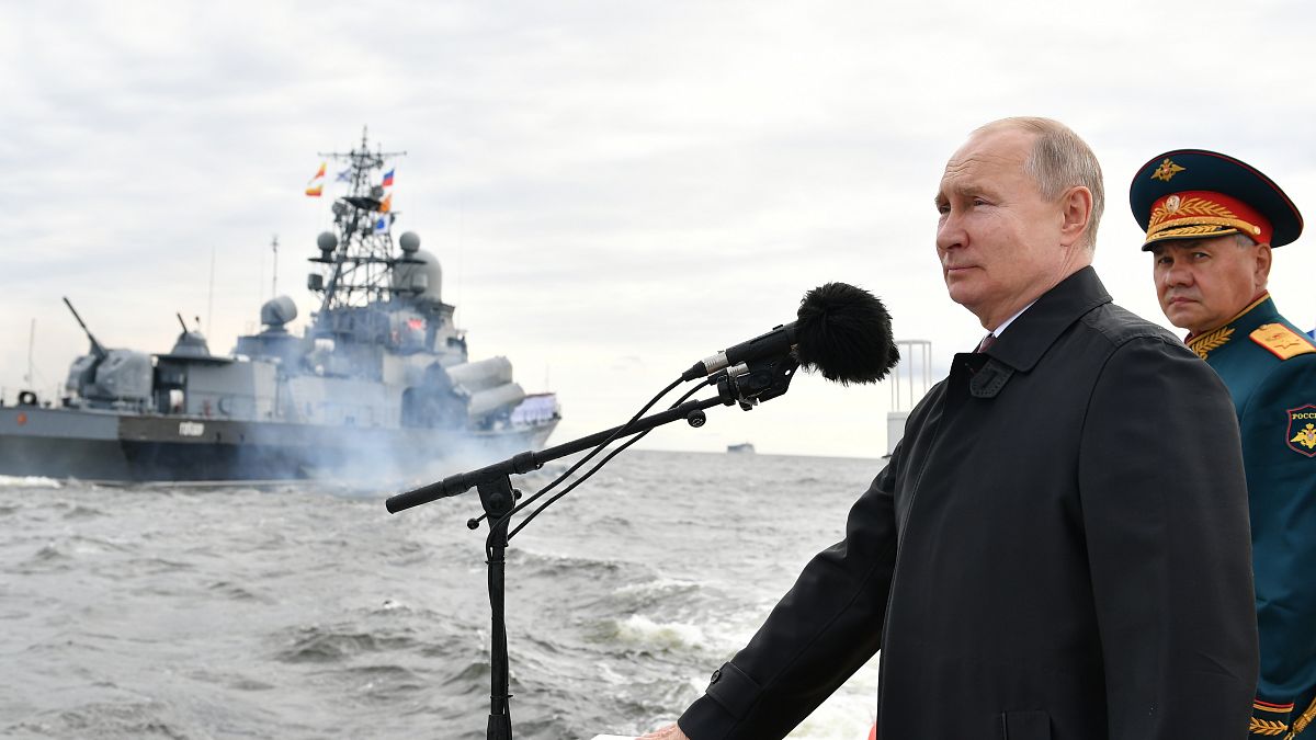 Putin, Rus Donanması Günü dolayısıyla St.Petersburg kentinde düzenlenen deniz geçit törenine katıldı.
