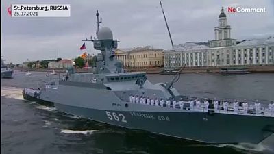 شاهد: أكثر من 50 سفينة حربية تشارك في احتفالات يوم البحرية الروسية في سان بطرسبرغ