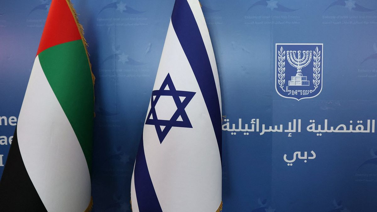 العلمان الوطنيان لدولة الإمارات العربية المتحدة (إلى اليسار) وإسرائيل، جنبًا إلى جنب في القنصلية الإسرائيلية الجديدة في دبي، 30 يونيو 2021