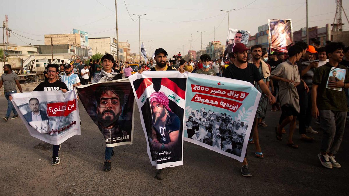 عراقيون يتظاهرون في مدينة البصرة الجنوبية للمطالبة بمحاسبة المتسببين في موجة القتل الأخيرة التي استهدفت النشطاء، 25 مايو 2021