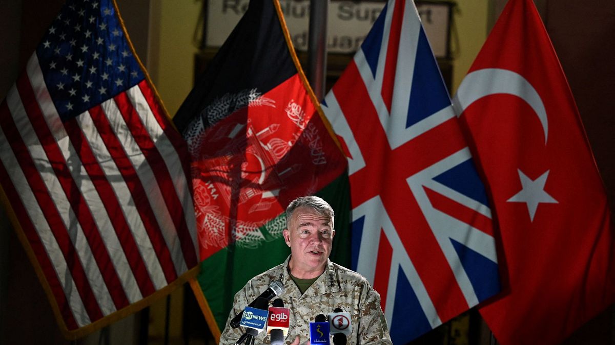 رئيس القيادة المركزية الأمريكية، الجنرال كينيث ماكنزي، يتحدث خلال مؤتمر صحفي في مقر السفارة الأمريكية في كابول، أفغانستان، 25 يوليو 2021