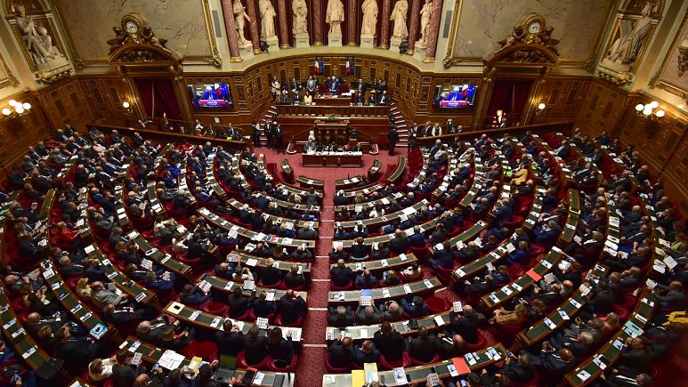 Fransa senatosu tartışmalı Covid-19 yasa tasarısını değişikliklerle kabul etti