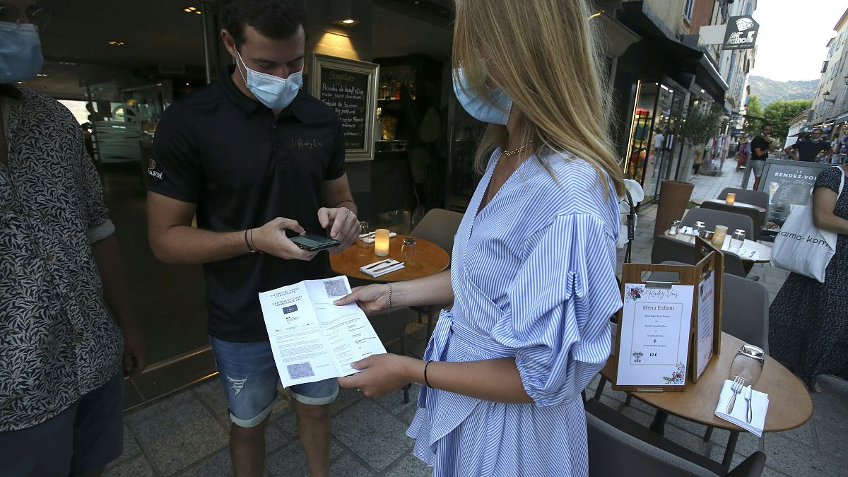 França aprova passaporte sanitário anticovid