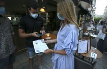 Control del certificado sanitario en un restaurante francés