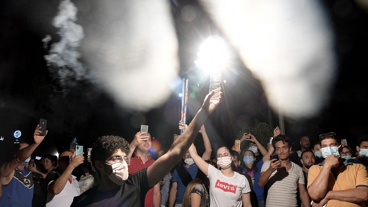 احتفلات في تونس بعد أن أعلن الرئيس التونسي حل البرلمان وحكومة رئيس الوزراء هشام المشيشي