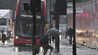 Inundações em Londres provocam cheias nas estações de metro