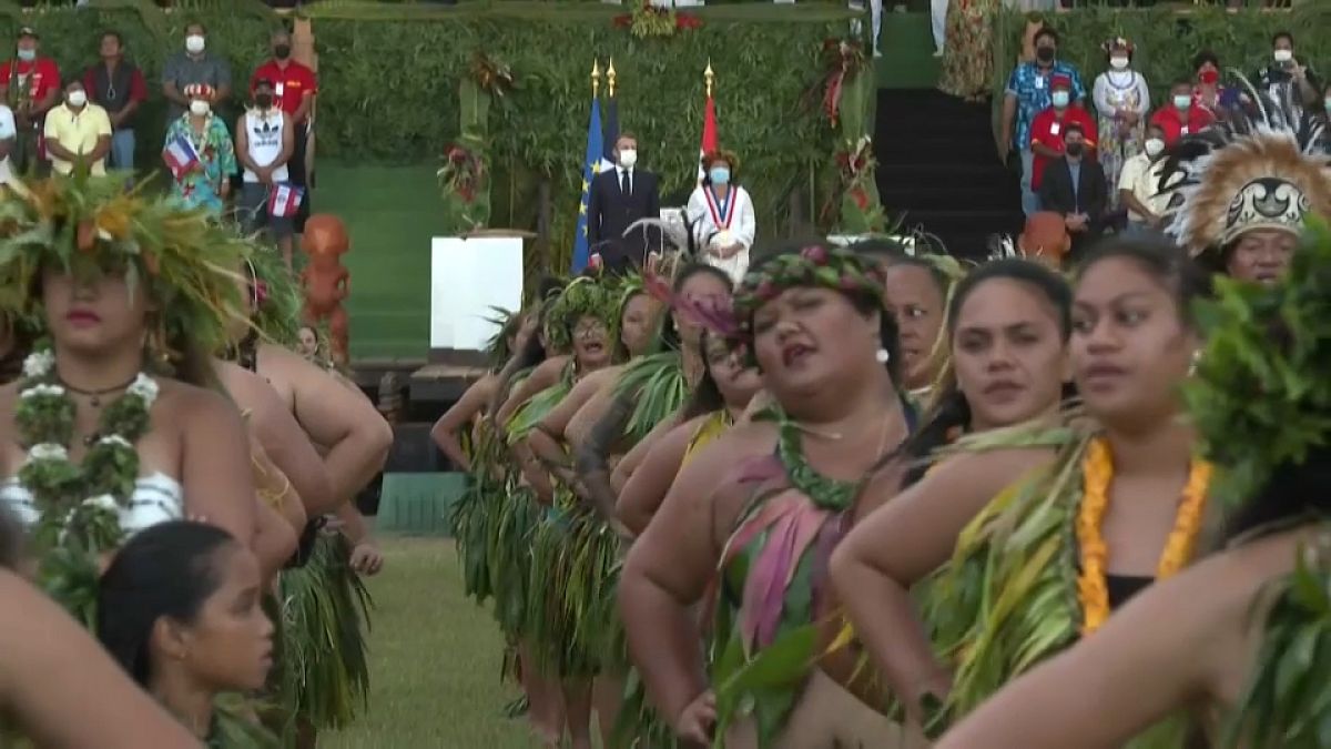 مراسم رقص تقليدي للرئيس الفرنسي إيمانويل ماكرون في جزيرة هيفا أوا