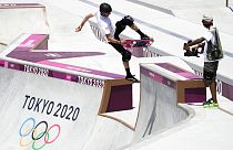 Tony Hawk, que no es competidor, prueba el parque de patinaje de los Juegos Olímpicos 