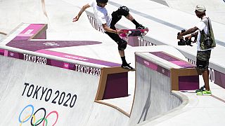 Tony Hawk, que no es competidor, prueba el parque de patinaje de los Juegos Olímpicos