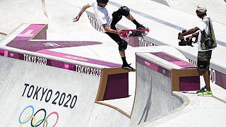 Tony Hawk, que no es competidor, prueba el parque de patinaje de los Juegos Olímpicos 