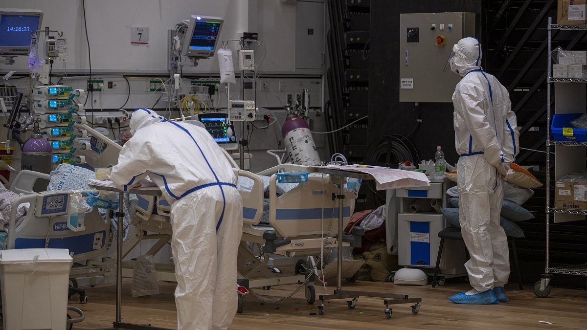 Koronavírussal fertőzött betegeket ápolnak az észak-izraeli Zefat Ziv Kórházában 2021. február 2-án