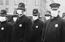Polizei in Seattle mit Nasen-Mundschutz vom Roten Kreue während der Spanischen Grippe 1918
