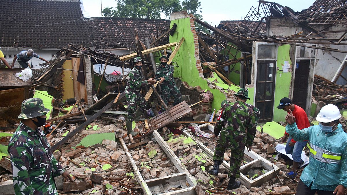 أضرار تسبب بها زلزال ضرب إندونيسيا في نيسان/أبريل الفائت 