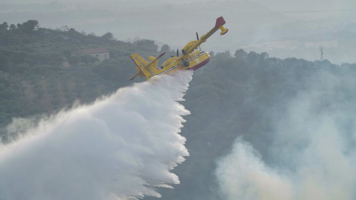 طائرة صهريج تلقي المياه من الجو لإخماد النيران قرب أوريستانو في جزيرة سردينيا. 2021/07/26
