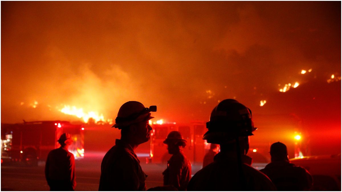 رجالُ الإطفاء يواصلون العمل من أجل إخماد الحرائق في ولاية كاليفورنيا بالولايات المتحدة 26 تموز/يوليو 2021
