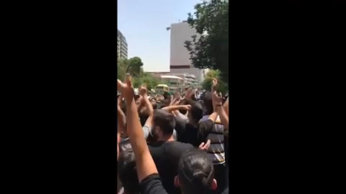 صورة من مقطع مصوّرة منشور على وسائل التواصل الاجتماعي لمسيرة احتجاجية وسط العاصمة الإيرانية، طهران، 26 تموز/يوليو 2021