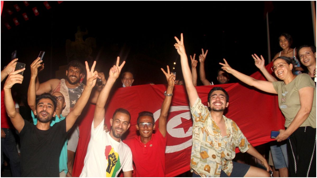 تونسيون يحتفلون بإعلان الرئيس قيس سعيد تجميد عمل البرلمان وإعفاء رئيس الحكومة هشام المشيشي من منصبه 25 تموز/يوليو 2021
