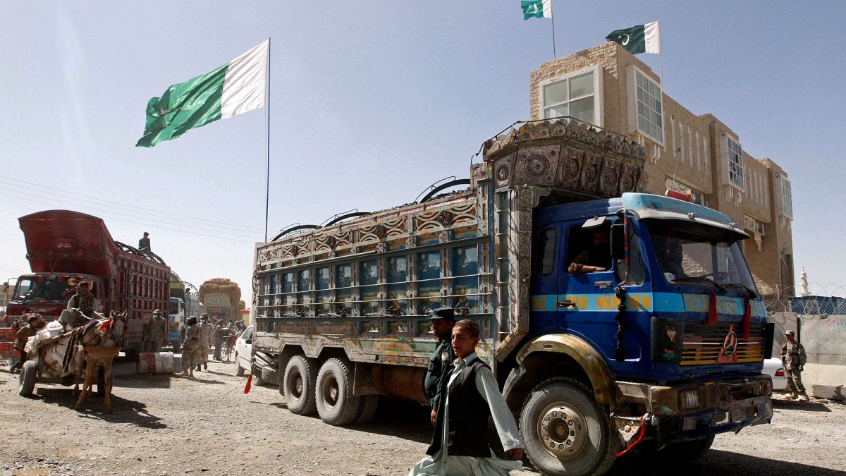 Afganistan ile Pakistan arasındaki Çemen-Spin Boldak Sınır Kapısı. Sınırın Pakistan tarafından Afganistan'a hareket eden kamyonlar