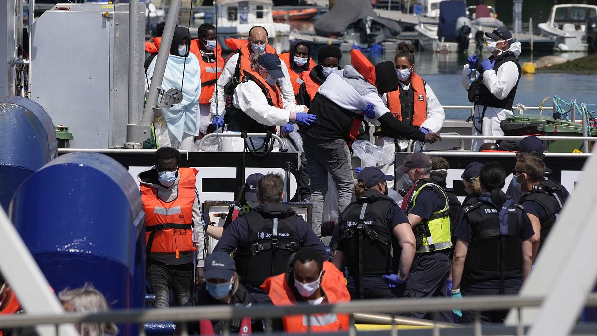 إنزال مهاجرين عبروا من فرنسا بعد أن التقطتهم سفينة تابعة لقوات الحدود البريطانية في القنال، جنوب شرق إنجلترا. 2021/07/22