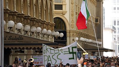 Eine Demonstration von Impfgegnern inklusive eines Hakenkreuz-Banners im Zentrum von Mailand am vergangenen Samstag 