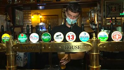 Un camarero sirviendo una cerveza en un pub en Irlanda.