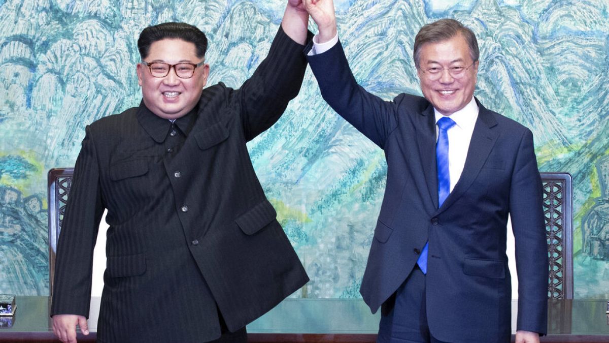 Kuzey Kore lideri Kim Jong-un ile Güney Kore Cumhurbaşkanı Moon Jae/ Nisan 2018