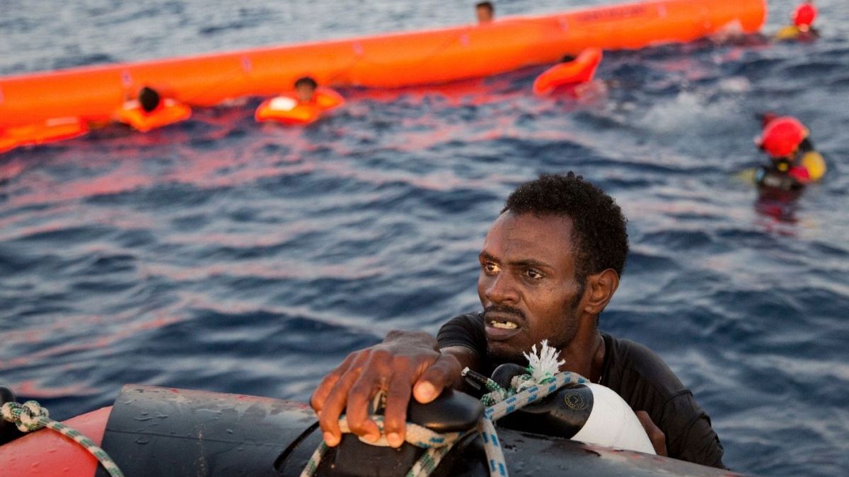 عکس تزئیتی از واژگونی یک قایق مهاجران در سواحل لیبی