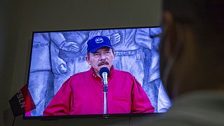 Un ciudadano sigue por televisión un discurso del presidente de Nicaragua, Daniel Ortega.