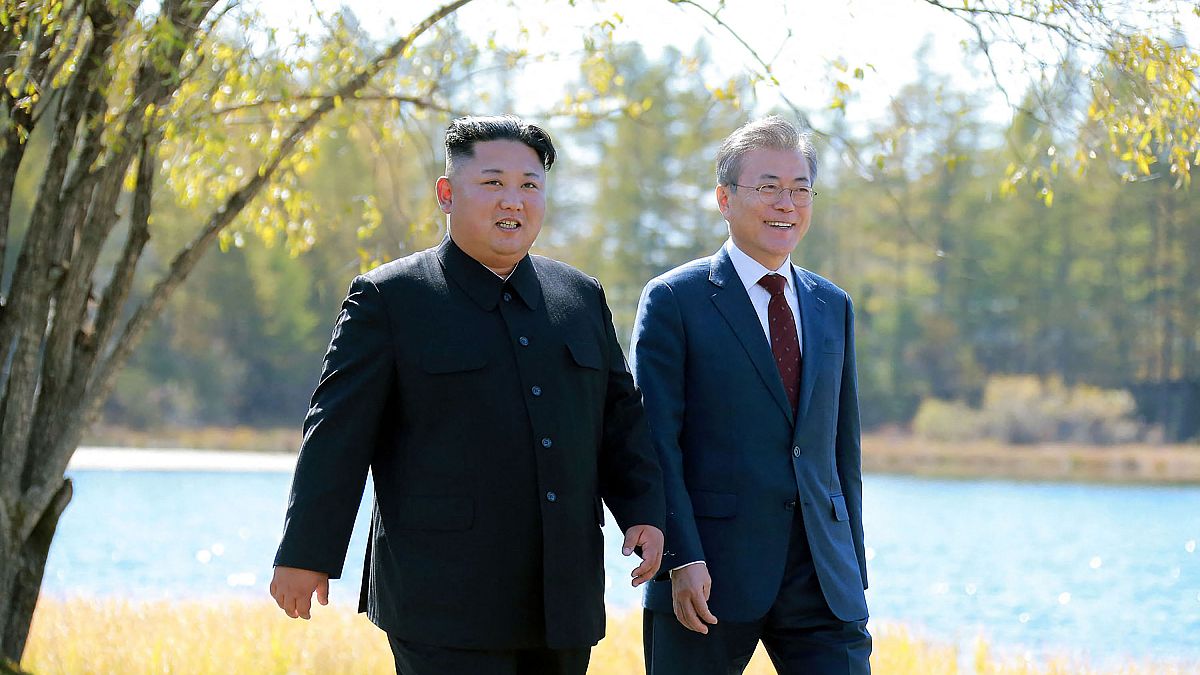 صورة من الارشيف - زعيم كوريا الشمالية كيم جونغ أون (إلى اليسار) والرئيس الكوري الجنوبي مون جاي إن (إلى اليمين)