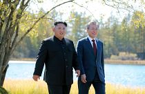 صورة من الارشيف - زعيم كوريا الشمالية كيم جونغ أون (إلى اليسار) والرئيس الكوري الجنوبي مون جاي إن (إلى اليمين)