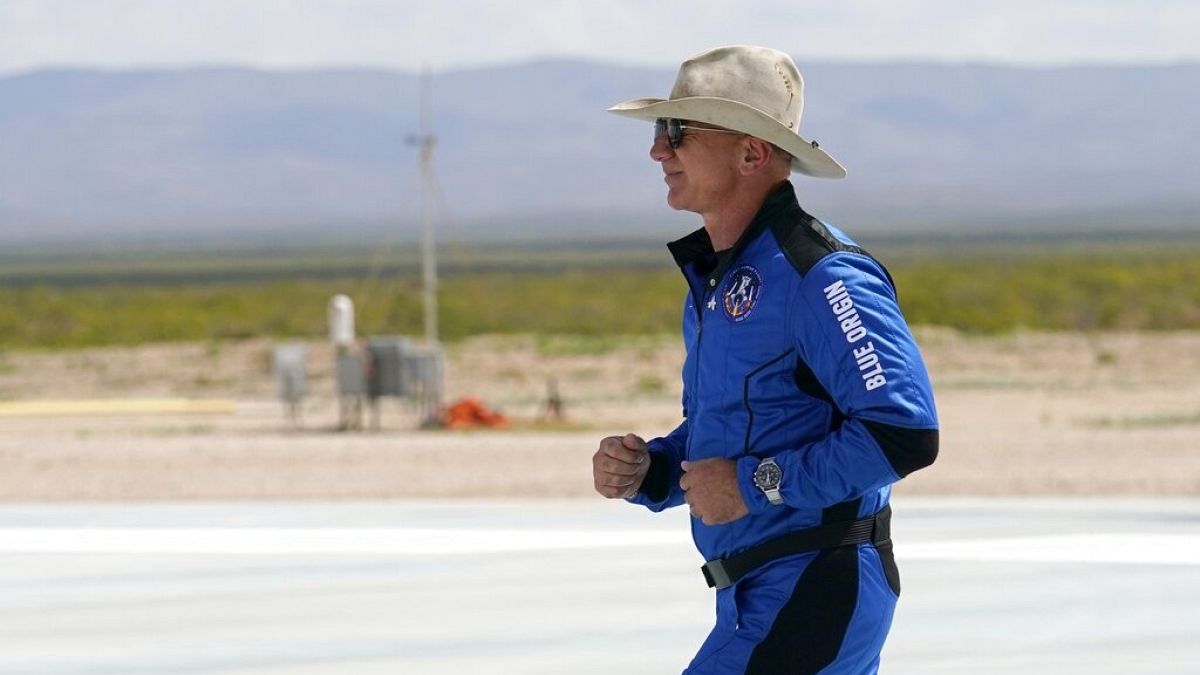 جيف بيزوس  يركض في منصة هبوط صاروخ نيو شيبرد من شركة بلو أوريجين في ميناء الفضاء بالقرب من فان هورن، تكساس- 20 يوليو، 2021