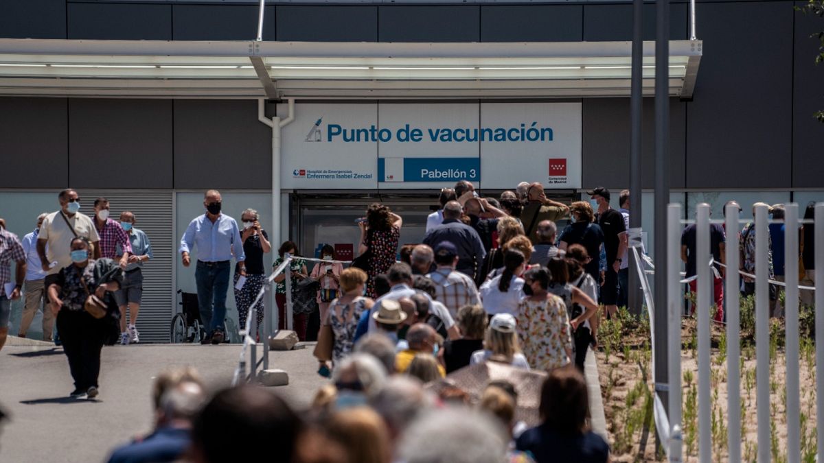 المئات يصطفون للتطعيم ضد كوفيد-١٩ في مستشفى بمدريد باسبانيا