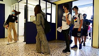 Μαθητές προσέρχονται σε σχολείο της Αθήνας - φώτο αρχείου