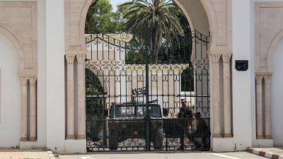 جنود يحرسون مدخل مبنى البرلمان في تونس