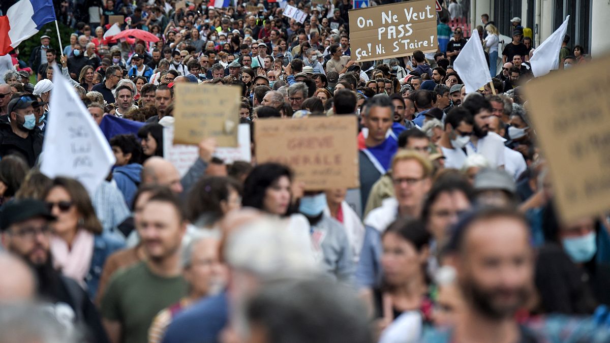 متظاهرون يحتجون في باريس على قيود مكافحة كوفيد -19 والتطعيم ضد المرض