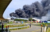 Riesige Rauchwolke über dem Explosionsort in Leverkusen. Anwohnende sind aufgefordert, Fenster und Türen geschlossen zu halten