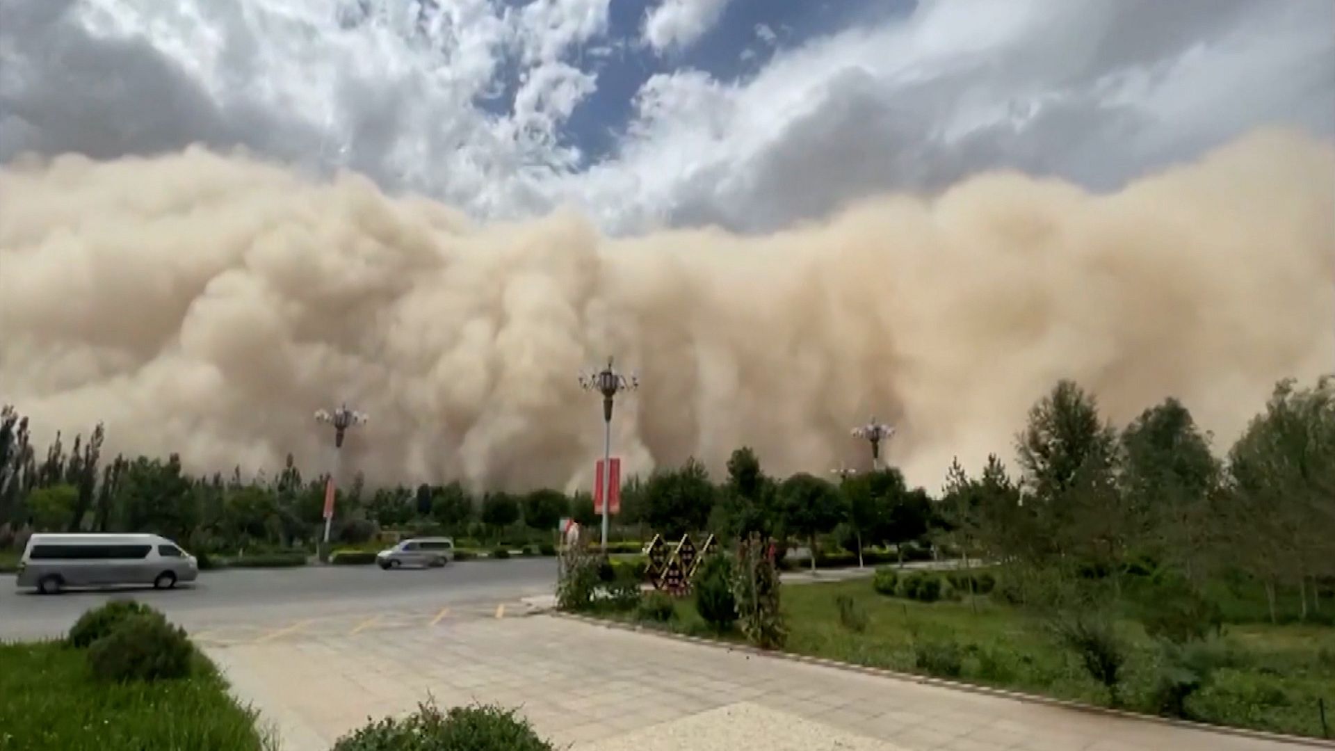 Видео. Песчаная буря накрыла китайский Дуньхуан