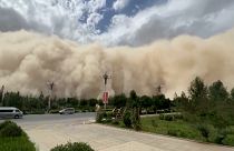 تصاویری از طوفان شن که یک شهر توریستی چین را در بر گرفت